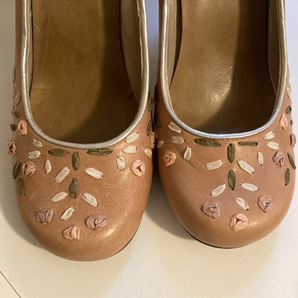 Steve Madden never worn Y2K tan leather pumps, ribbon flower embroidery, 6 1/2 - Picture 4 of 14